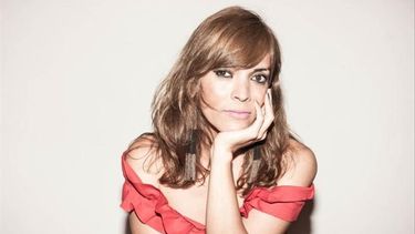 La escritora del momento y una increíble conexión con San Juan