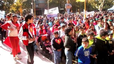 Niños rezando por la paz y solidarios, en la 36º caminata a Fátima