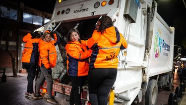 Las chicas del compactador de Rawson: se suben al camión para limpiar las calles del departamento