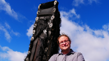 Impactantes fotos: un gran trozo de basura espacial se le clavó en su campo