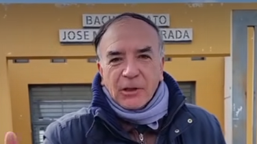 El Profe que se fue como llegó: un querido docente se jubila tras 16 años en una escuela en Chimbas