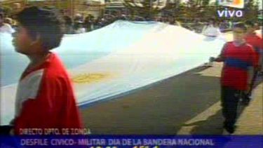 Todo el color del desfile por el Día de la Bandera